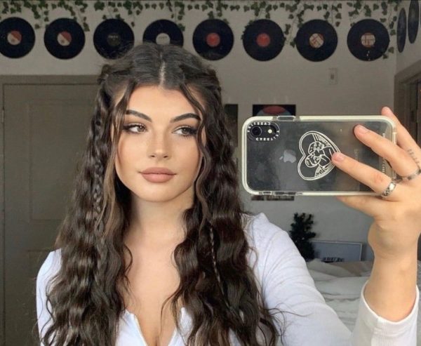 chica con cabello ondulado ;14 Peinados con trencitas al frente para unas fotos aesthetic