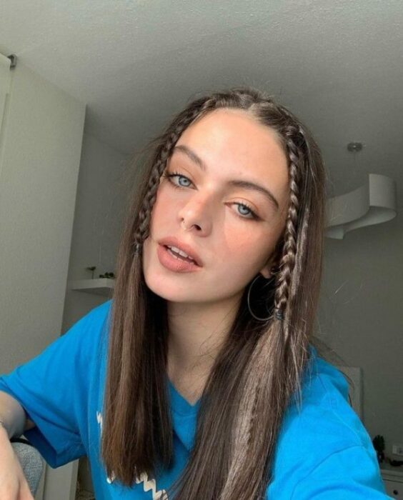 chica con trenzas miniatura al frente ;14 Peinados con trencitas al frente para unas fotos aesthetic