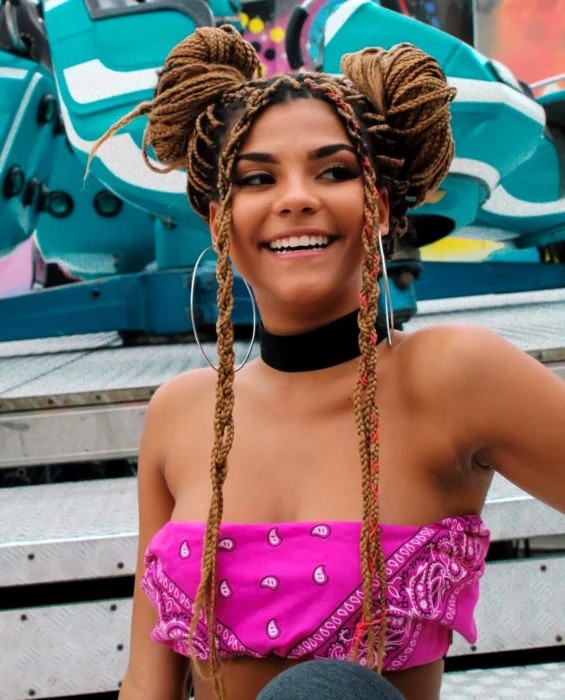 trenzas combinadas con bun ;14 Peinados con trencitas al frente para unas fotos aesthetic