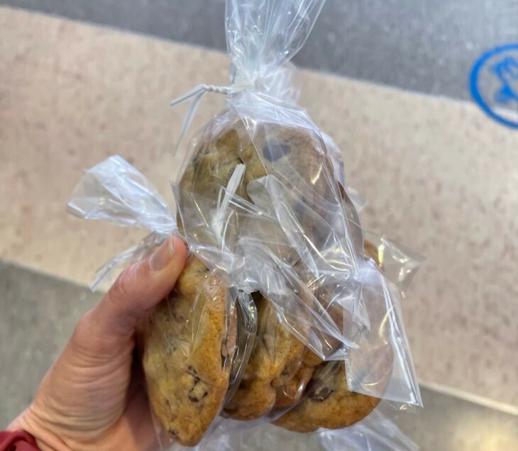 La actriz Jennifer Garner preparó galletas y las regaló a personal médico de un hospital en Los Ángeles