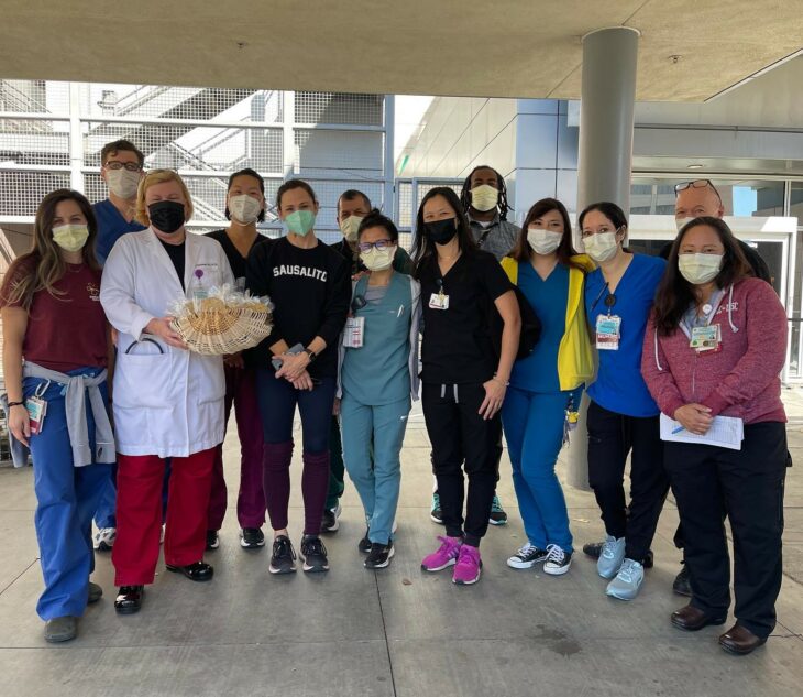 Actriz Jennifer Garner con personal del sector salud en un hospital de Los Ángeles