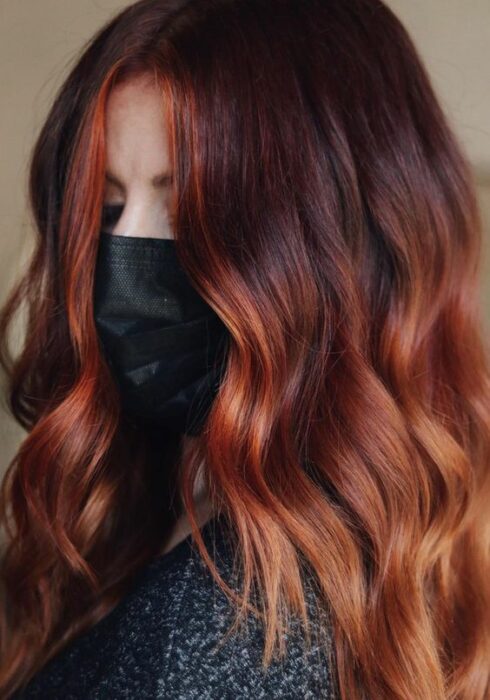 cabello con mechas rojizas ;Pumpkin spice, el tinte naranja que te enamorará a primera vista