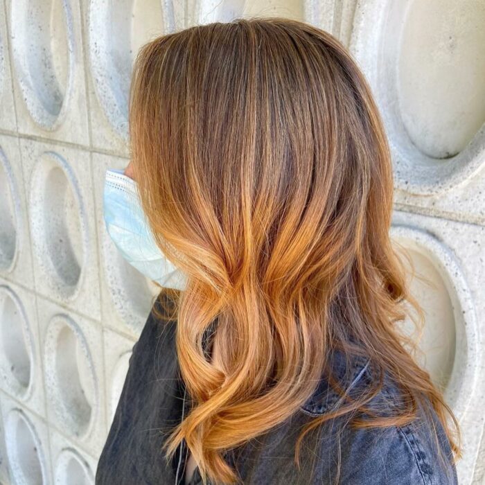 cabello rubio con destellos naranjas ;Pumpkin spice, el tinte naranja que te enamorará a primera vista