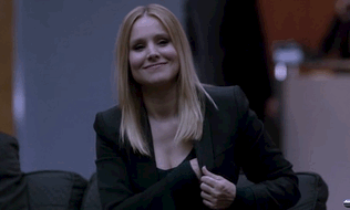 Kristen Bell seña con el dedo