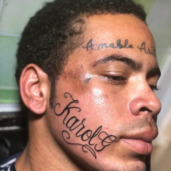 Fernando Enrique Castillo Cabrera con tatuaje de Karol G
