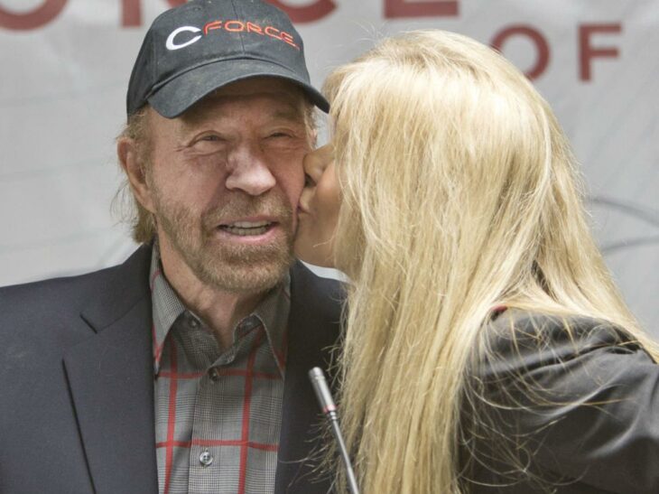 Gena O’Kelley besando a su esposo Chuck Norris