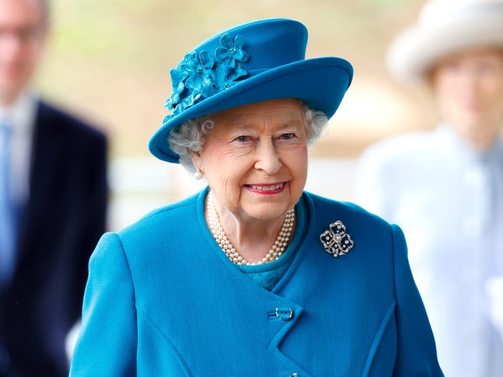 Fotografía de la Reina Isabel II en un atuendo azul