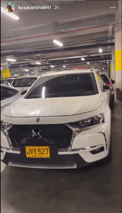 camioneta estacionada en un centro comercial