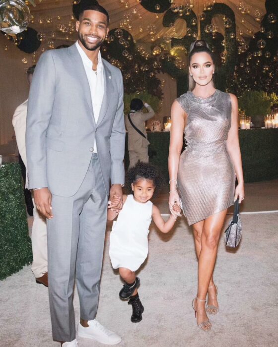 Tristan Thompson y Khloé Kardashian de la mano de su pequeña hija 