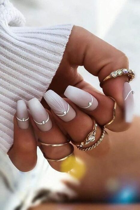 manicura en blanco con piedras miniatura ;Ideas uñas con piedras bonitas