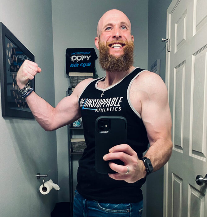 Kenny Dunn mostrando su proceso de sobriedad