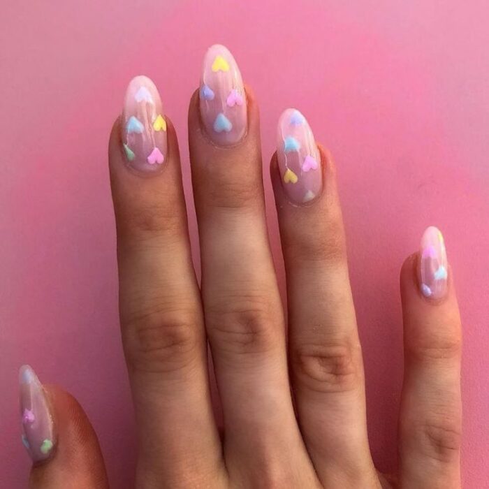 uñas ovaladas con corazones de colores pastel