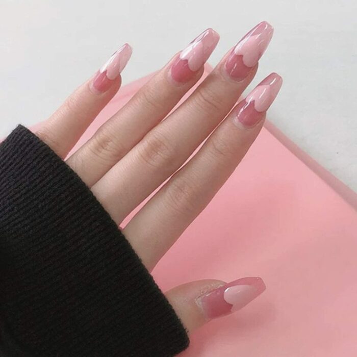 uñas acrílicas largas con un gran corazón