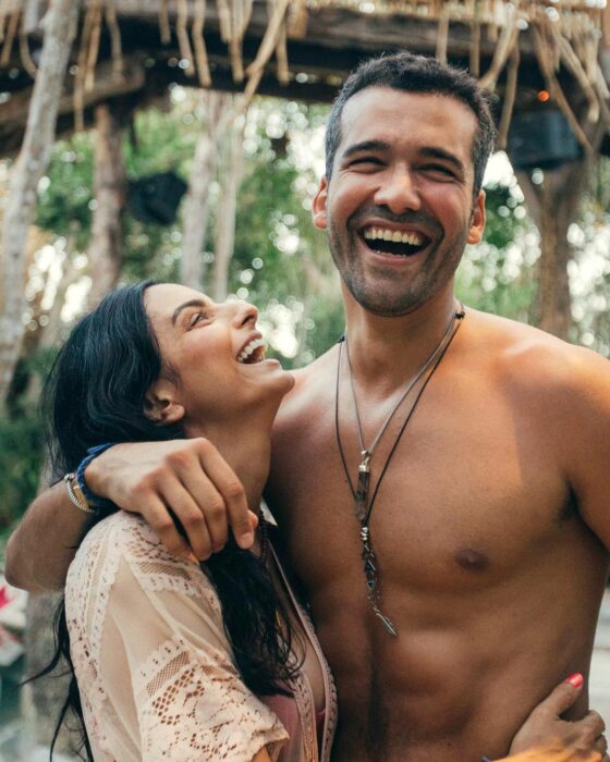 Aislinn Derbez junto al conferencista Jonathan Kubben