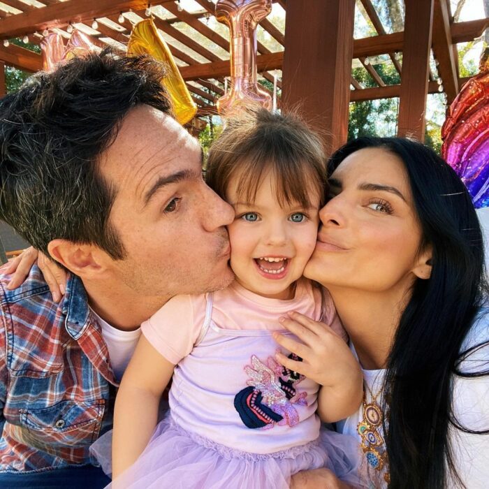 Mauricio Ochmann y Aislinn Derbez besando a su hija Kailani