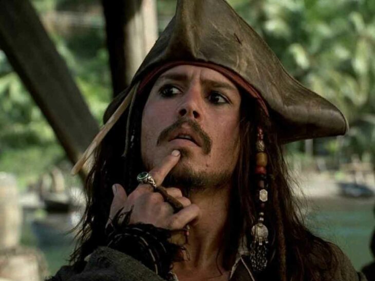 pirata Jack Sparrow con un dedo en su barbilla