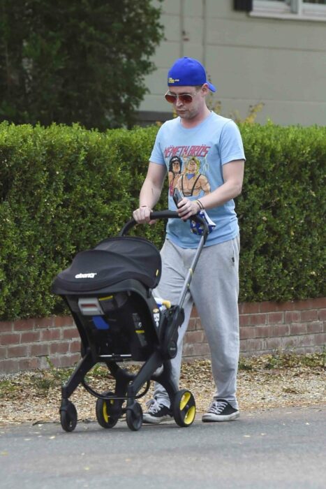 Macaulay Culkin paseando con el bebé
