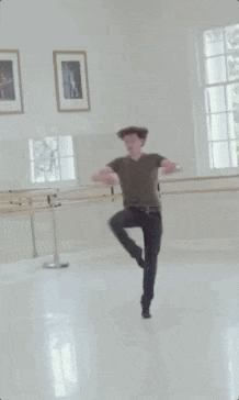 Gif de Tom Holland bailando ballet