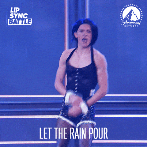 Gif de Tom Holland imitando a Rihanna de la canción Umbrella