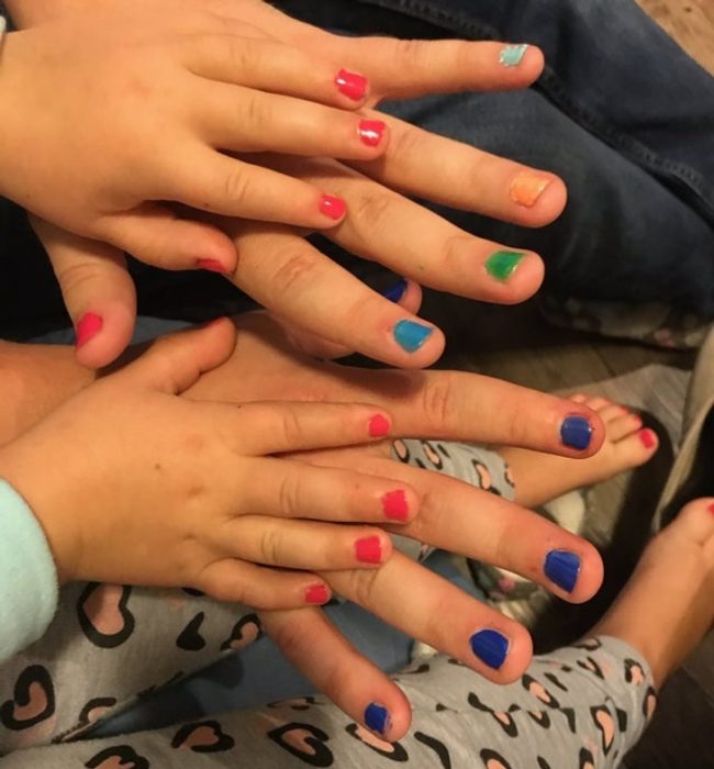 uñas ;Papás solteros comparten cómo es su día a día y el resultado es una "explosión" de ternura
