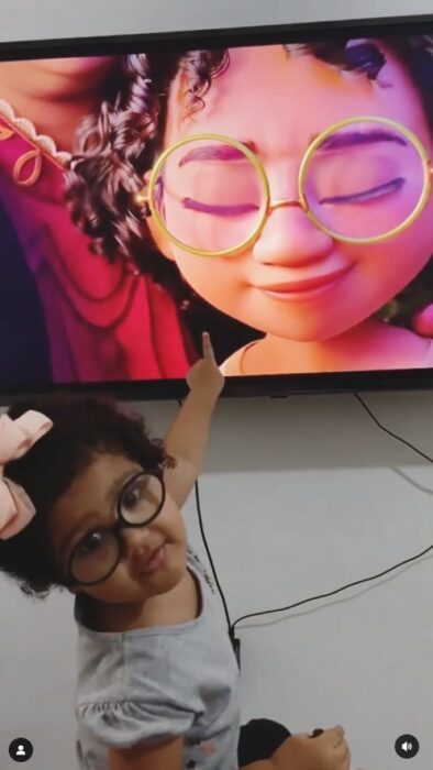 Manu niña señalando al televisor