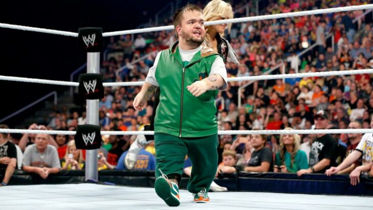 Actor Dylan Postl posando para una foto en la WWE