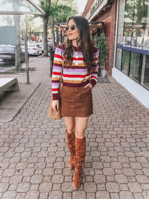 Chica usando una falda de pana mientras posa para una fotografía