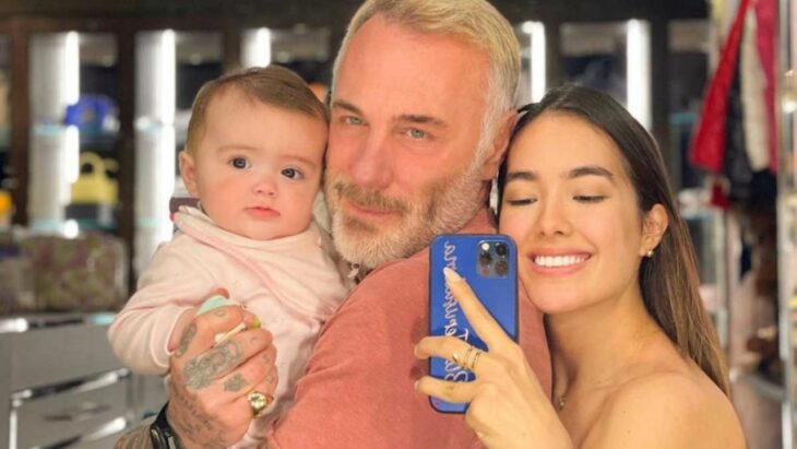 Famosas dando un paseo o sentadas junto a sus hijos