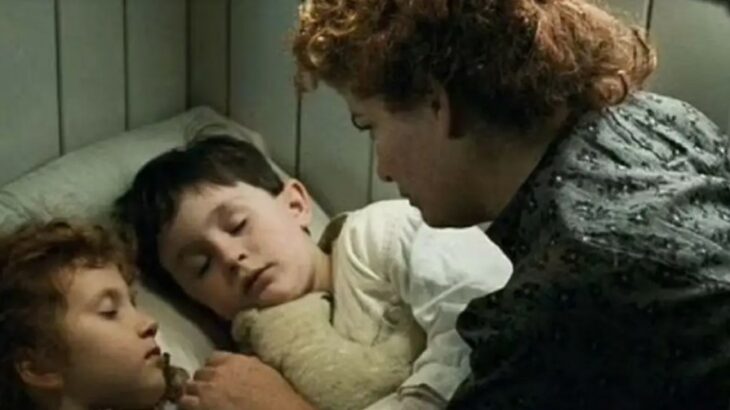 Escena de Titanic con un niño junto a su madre y su hermana