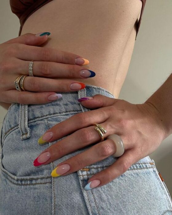 mujer agarrándose la cintura y mostrando sus uñas