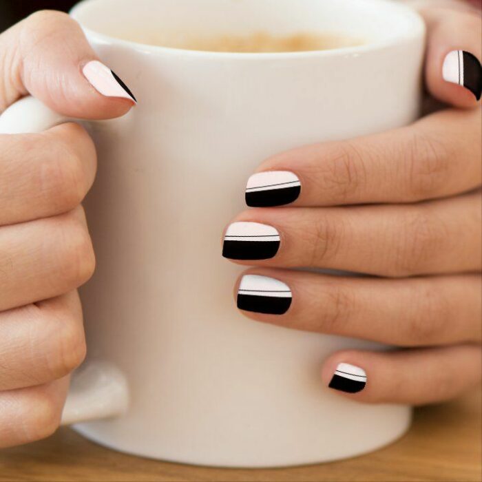 foto de una mano sosteniendo una taza de café