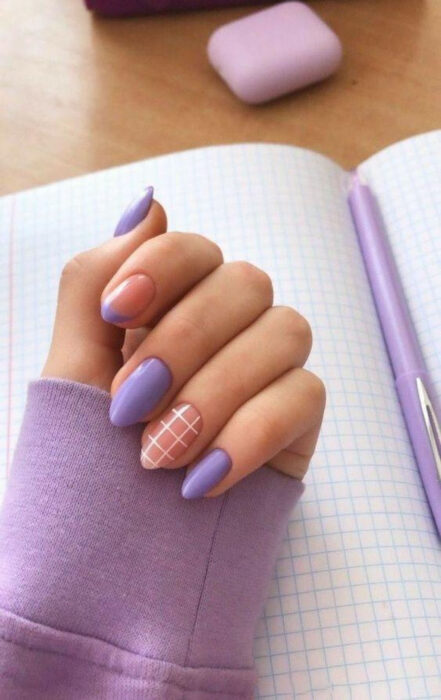 foto de una mano sobre una libreta con colores lila