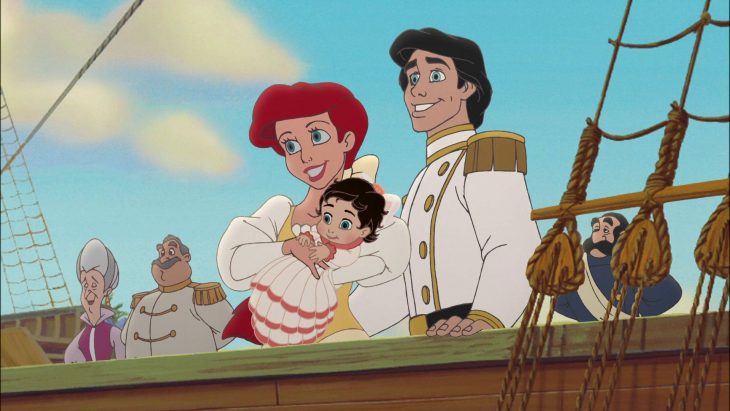 Escena de la película de La Sirenita donde está cargando a su hija 