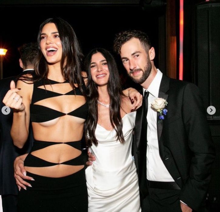 Kendall Jenner tomándose una foto junto a su amiga