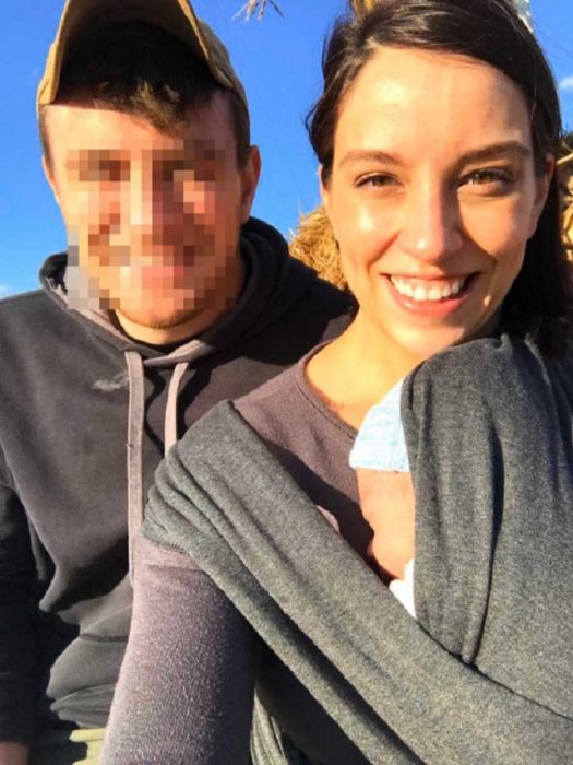 selfie de una pareja con un bebé