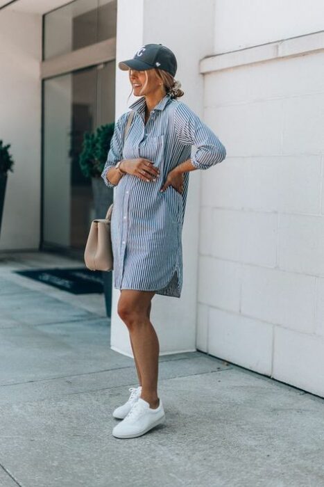 Mujer embarazada luciendo un outfit cómodo