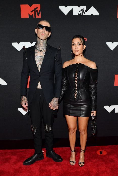 Kourtney Kardashian & Travis Barker en la alfombra roja de premios MTV