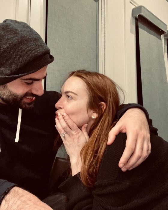 Lindsay Lohan & Bader Shammas mostrando el anillo de compromiso