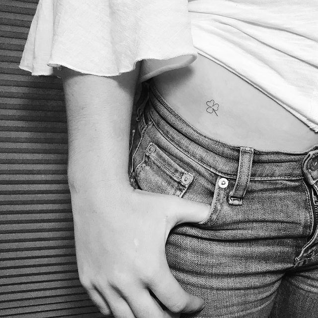 Chica mostrando un tatuaje en la cintura