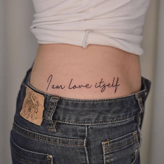 Chica mostrando un tatuaje en la cintura