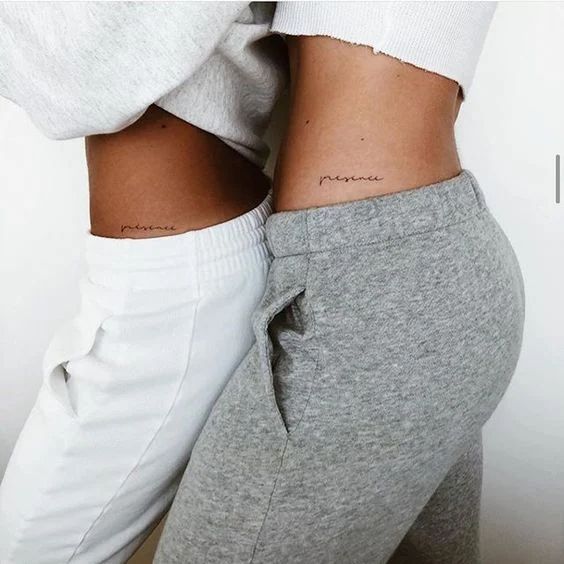 Chica mostrando un tatuaje en la cintura