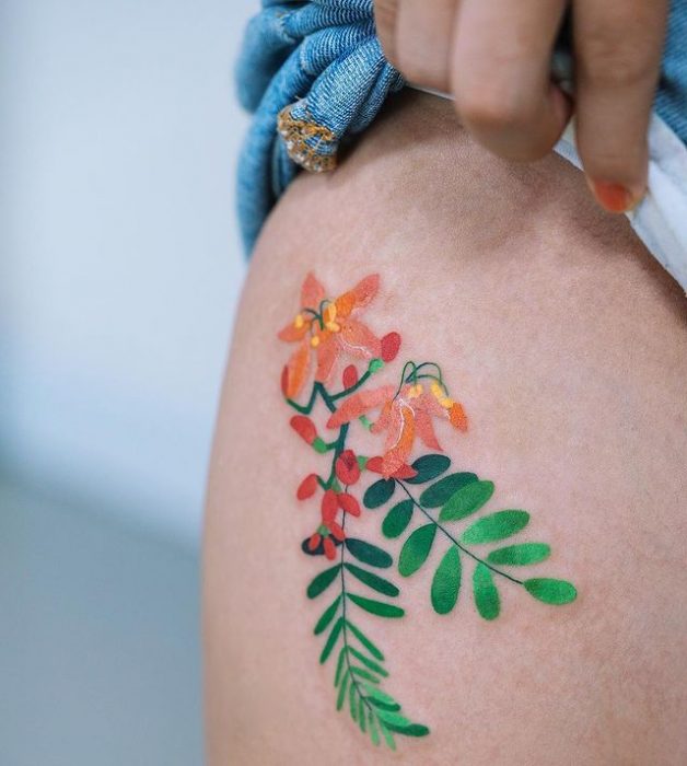 Chica mostrando un tatuaje en la cintura