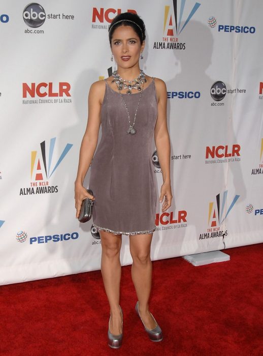 Salma Hayek usando sus mejores looks en una alfombra roja