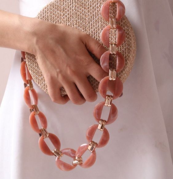 Bolso redondo ;15 Bolsos con cadena chunky que sí harán match con tu outfit
