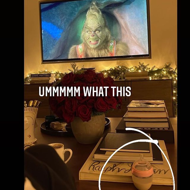 Publicación de Travis Barker en Instagram viendo una película en su sala