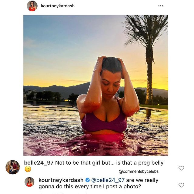 Kourtney Kardashian dentro de una alberca disfrutando de sus vacaciones