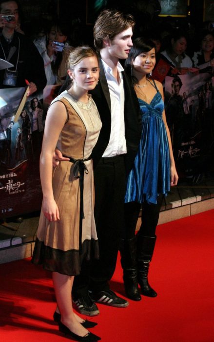 Robert Pattinson usando unos zapatos Adidas