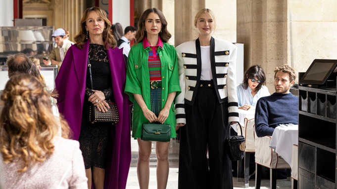 Emily in Paris junto a sus amigas en una editorial de moda