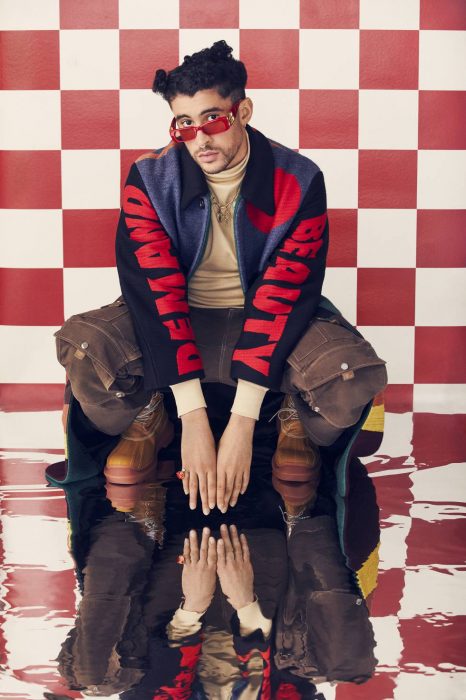 Cantante Bad Bunny posando en una fotografía donde el fondo es color rojo con blanco