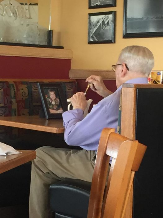 abuelo comiendo; 15 Imágenes que capturan a la perfección el amor verdadero